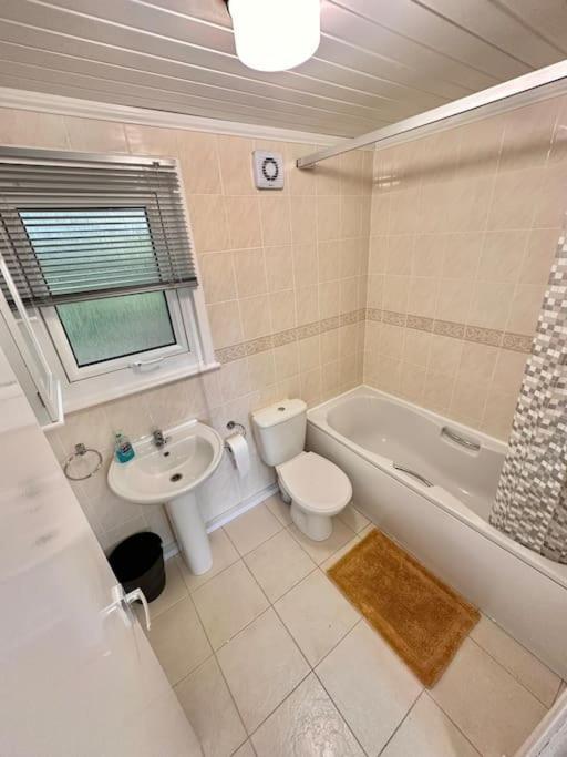 Semi-Detached 1-Bedroom Chalet Uddingston Exterior photo