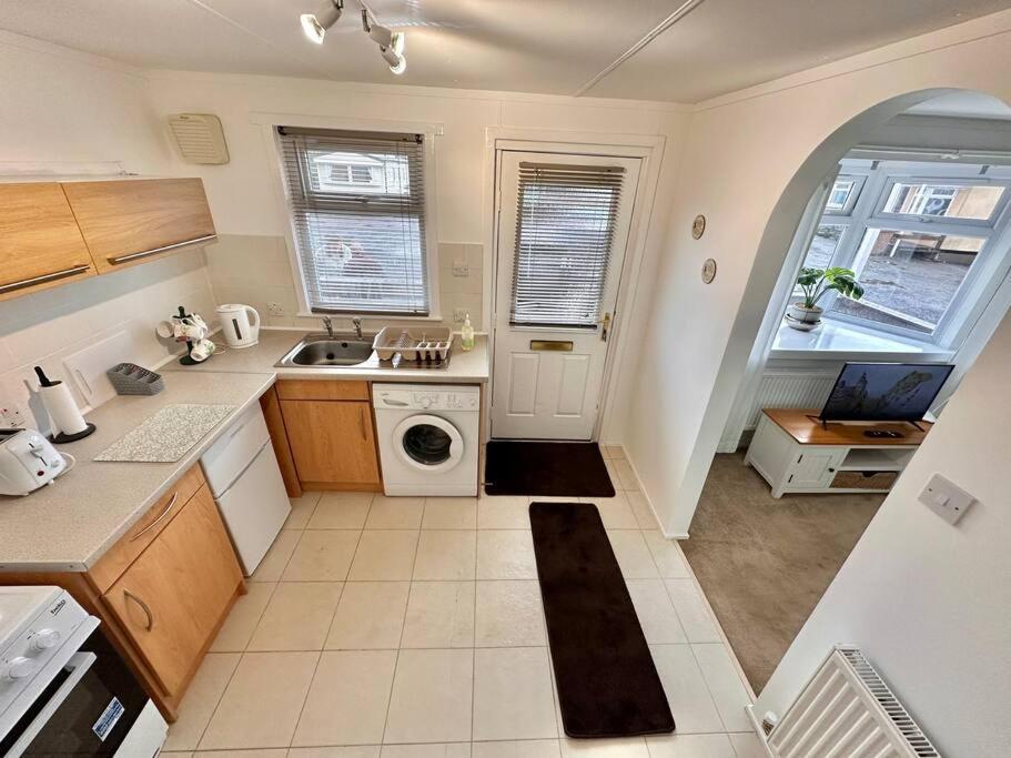 Semi-Detached 1-Bedroom Chalet Uddingston Exterior photo